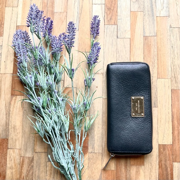 Michael Kors Black Gold Large Leather Wallet - Picture 2 of 16